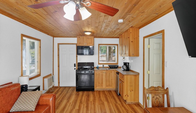 Rouge Cobb Mountain Hotel - Cabin 2