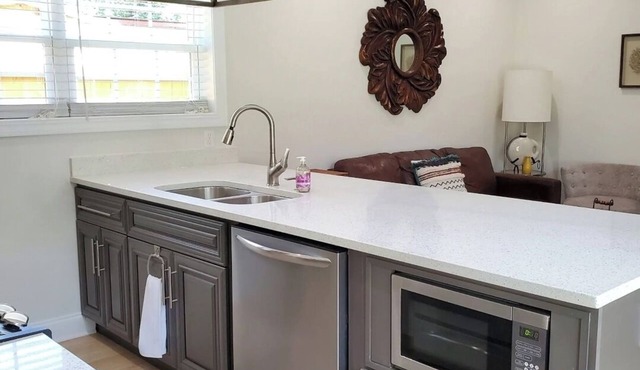 Ruby's Cottage/Close to Beaches & Downtown in Mount Pleasant