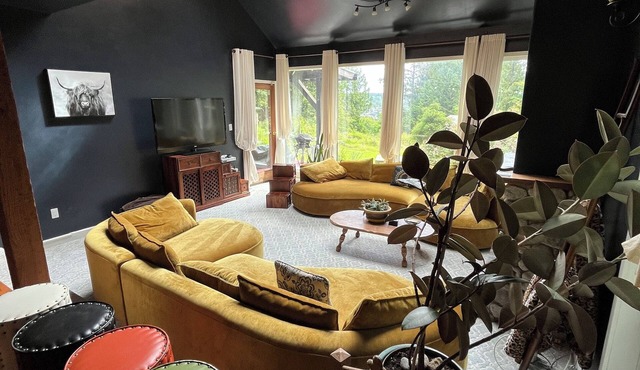 Rustic Romantic Quiet Private Colorful- Surrounded Cedar trees - Sleeps 8 in Willis Point