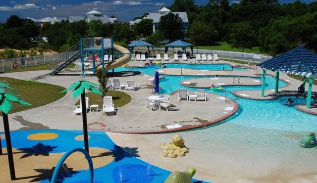 Sandy Paws Townhouse, Private Mini Water Park, Dog Friendly! in Kill Devil Hills