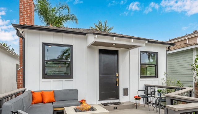 SeaBreeze Bungalow 2 blocks from beach & steps to Main St.