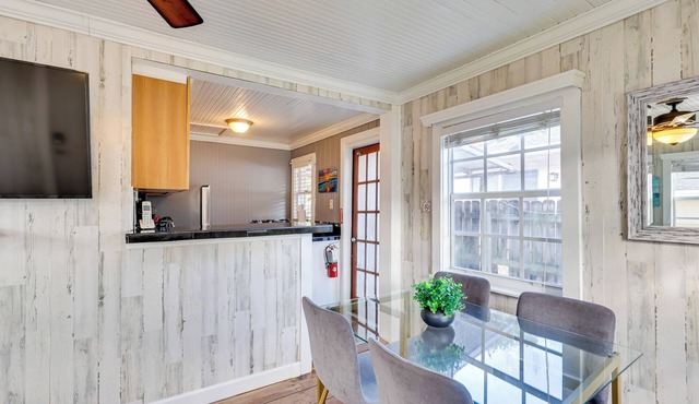 Shared Pool & Backyard: Small & Cozy Guest House in Fort Lauderdale