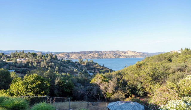 Sip and Sunset. Beautiful 3 bedroom Lakeview home in Lake County wine country.