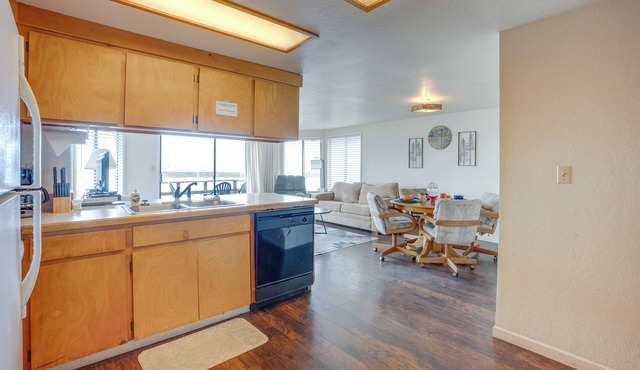 Smith River Vintage Cabin: Oceanfront Deck + Views
