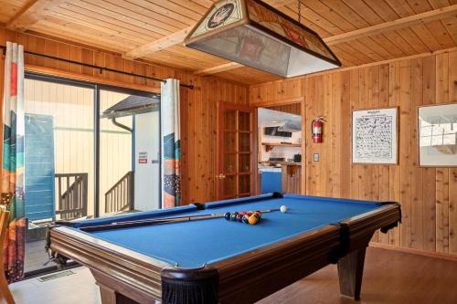 Solstice Shores Chalet, Hot Tub and Lake Views
