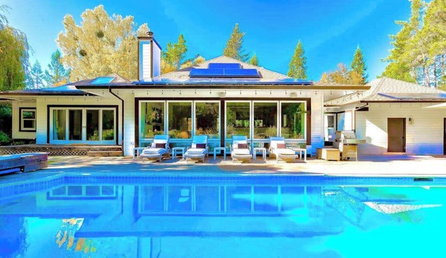 Sonoma 4BR wine country estate on 6 acres — pool, hot tub, sleeps 14