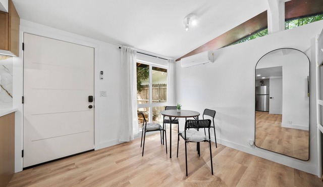Soothing 2-bedroom house with AC welcoming Pomona free parking laundry Bunkbed