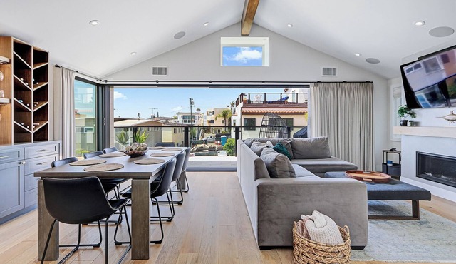 South Bay Sweet Spot: Walk to Hermosa & MB Piers 5 bdrm home 2 Blocks from Beach