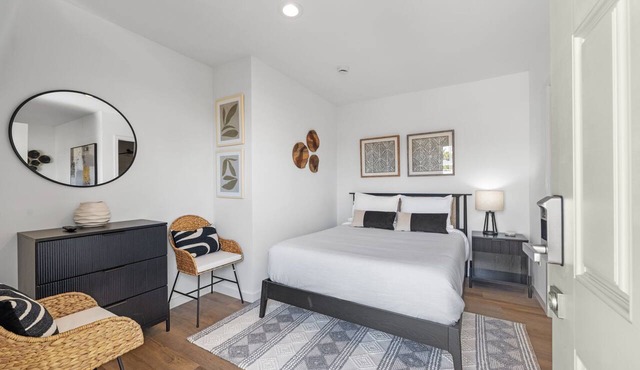 South O Bungalow 9 - Deluxe Work and Stay Queen Studio + Patio