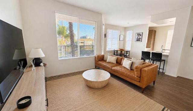 Spacious 2 Bedroom Apartment in Marina Del Rey - 15 Mins to LAX Airport