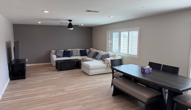 Spacious 4-bedroom house in tranquil Fontana with AC and gym
