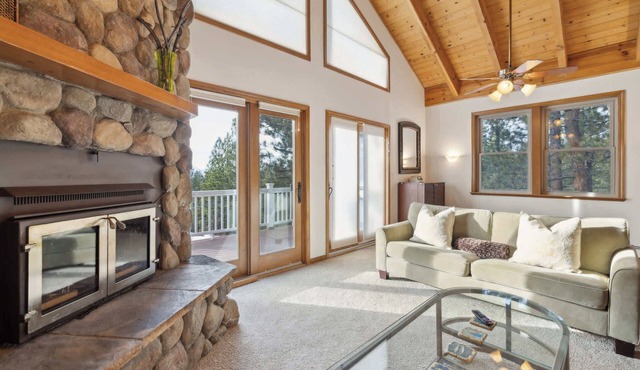 Spacious 4 Bedroom Retreat Near Lake Tahoe- Comfort and Views!