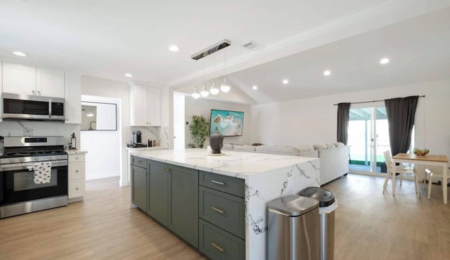 Spacious 4 Bedroom House W/Amazing Backyard