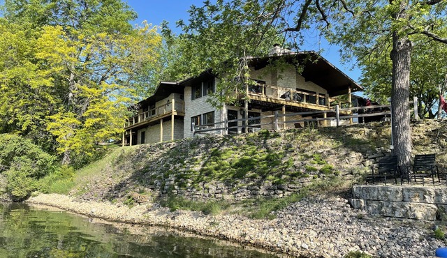 Spacious Apple Canyon Lake home - just minutes from Galena, Illinois in Apple River