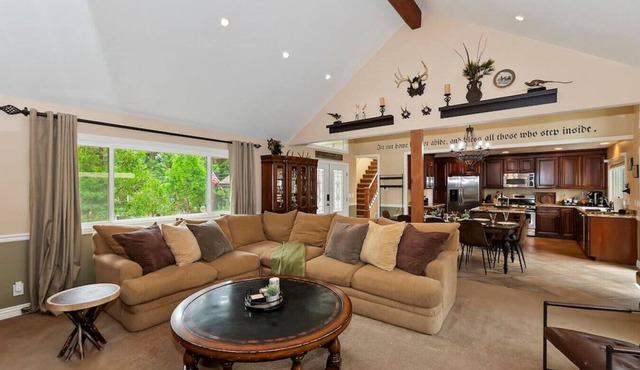 Spacious Cabin, AC, Deck + Fireplace, Games in Lake Arrowhead