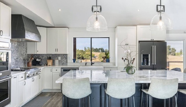 Spacious estate in wonderful Sebastopol with AC, WiFi, fitness room