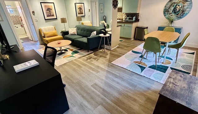 Spacious mid-century apartment central to the best neighborhoods in San Diego!