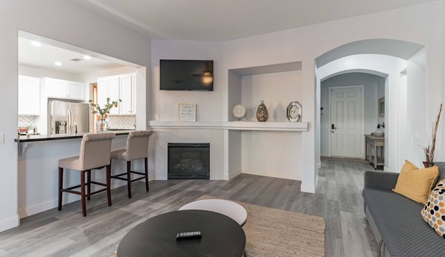Spacious Modern Getaway For You