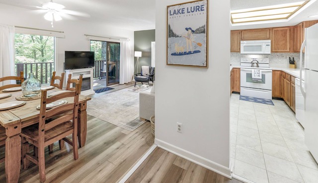 Spacious townhome within steps of Apple Valley Golf Course-Indoor pool!