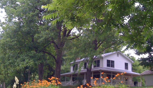 Spence Cove River Farmhouse ~ Fish, Swim, Tube, Right on the River! in Sevierville