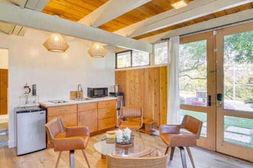Stroll to Beach & Pepperdine: Airy Malibu Studio
