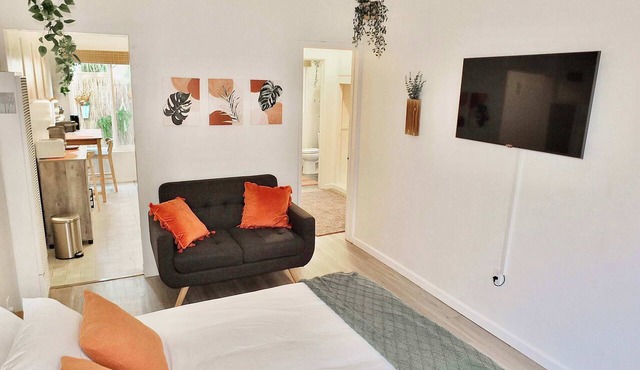 Studio Condo, Steps to Beach and 2nd St, Sleeps 2