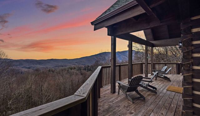 Stunning Cabin Overlooking the Blue Ridge Mountains in Seven Devils