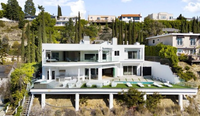 Stunning Contemporary 4-bedroom home overlooking Los Angeles & Sunset Strip