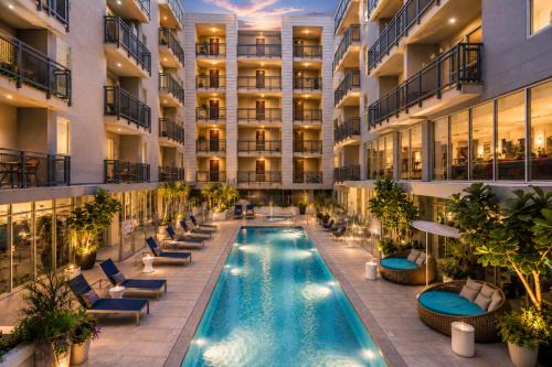 Stylish Apt Near Americana
