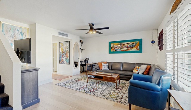Stylish, Dog-Friendly Condo w/Grill, shared Pool and Spa - Close to Downtown