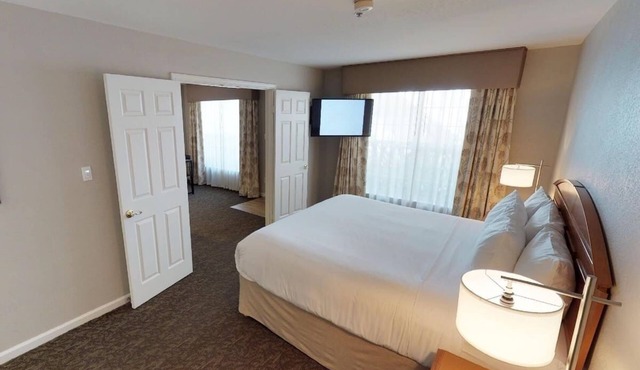 Suite w/Kitchenette near Brea Mall - 3.3 mi | Free Hot Breakfast & Outdoor Pool