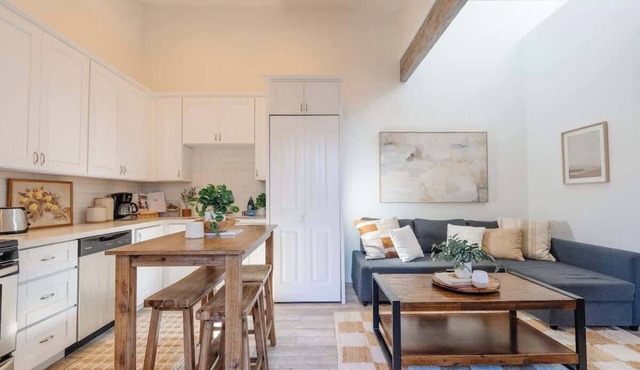 Sunny City Escape | Walkable | Mins to Everywhere!