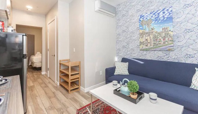Sunny Downtown Apt. Walk to All. Parking/HBO/WiFi2