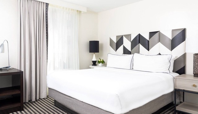 Take Pleasure in Los Angeles l 2 Suites w/Rooftop Pool & Gym Access