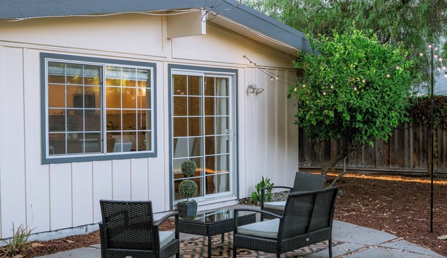 Tech Retreat: Bike-Friendly to Apple offices, Walk to Main Street Eats!