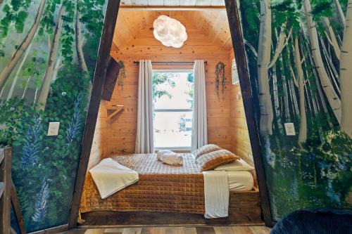 TeePee at Paradise Point with a hot tub fire pit & grill in Bryant