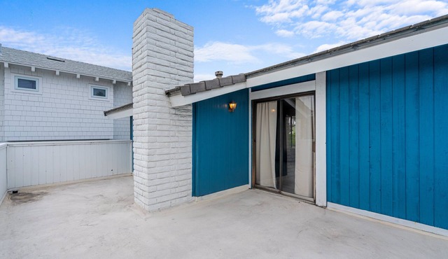 The Blue Pearl - 2 minute walk to the beach!