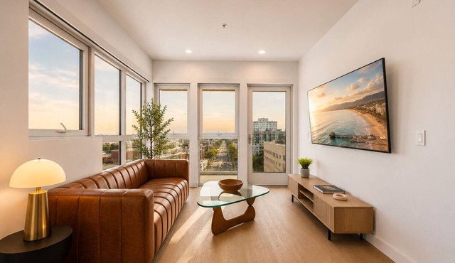 The Clocktower Retreat - Designer 2BR/2BA I SM I Pool & Parking