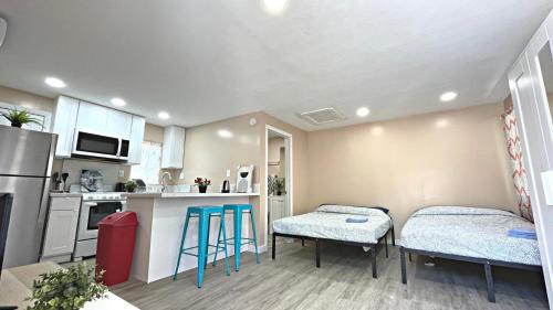 The Disney Hostel - Santa Ana - OC