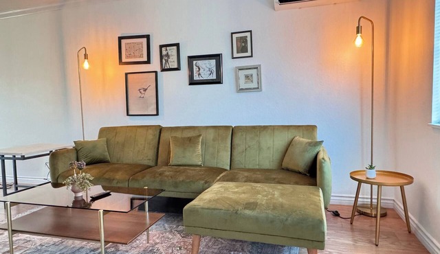 The Jasmine, Cozy Home w/Patio + Parking & AC.
