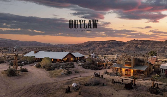 The Outlaw Ft. on Netflix, Western Town w Saloon