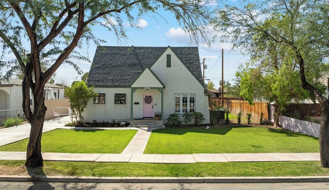 " The Petunia" Perfect 2-bedroom house with AC centrally located in El Centro