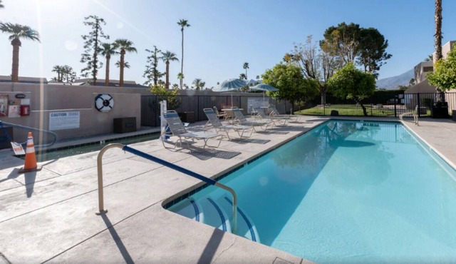 The Ultimate Palm Springs Experience! Full Kitchen, Outdoor Pool, Free Parking!