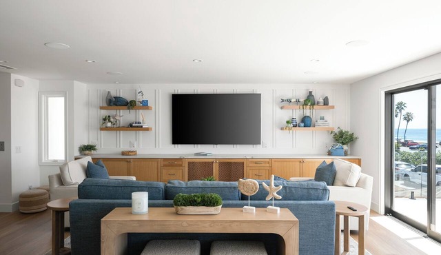 This house is a 4 bedroom(s), 4 bathrooms, located in Newport Beach, CA.