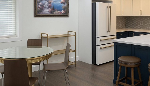 Thousand Oaks Luxury Home Rooms - Private & Shared Bath Options