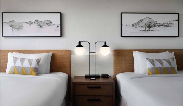 Time for a Delightful Getaway! Airport Shuttle, Pool & Jacuzzi, Pet Friendly