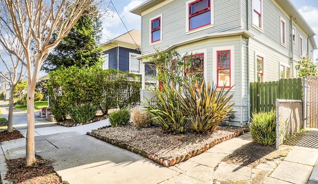 Top floor duplex with garden-patio.
