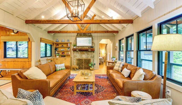 Tranquil Highlands Cottage w/Fire Pit & Stream!