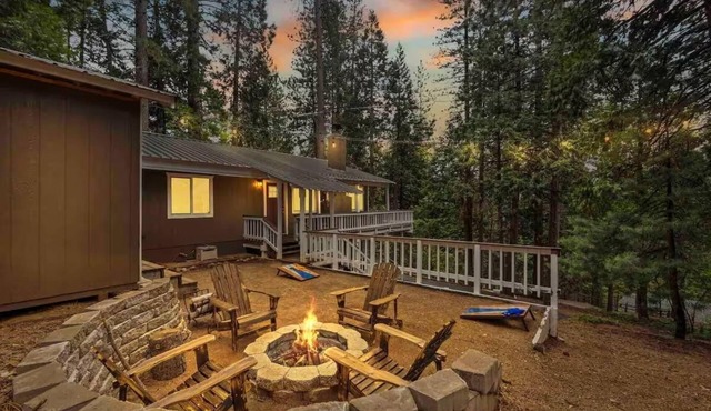 Treehouse Chalet with Fire Pit and Pool Table