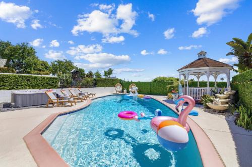 Ultimate Group Getaway - Pool, Spa, Views, Games!